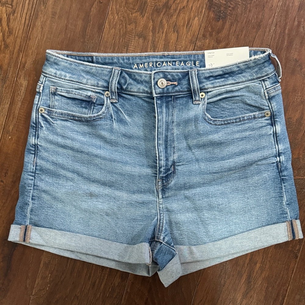 American Eagle light Blue Denim Women Shorts, mom short stretch, size 10